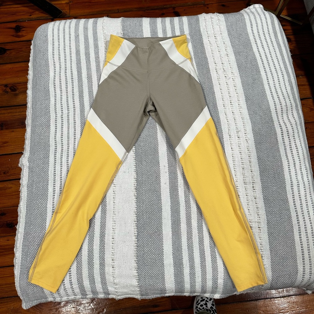Women’s size medium Old Navy active leggings go dry
